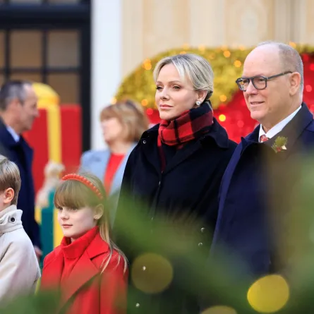 الأمير جاك والأميرة غابرييلا والأميرة شارلين والأمير ألبرت الثاني يحضرون حفل شجرة الكريسماس التقليدي في قصر موناكو (Prince Jacques, Princess Gabriella, Princess Charlene and Prince Albert II attend the traditional Christmas tree ceremony at the Monaco Palace). مصدر الصورة: Valery HACHE / AFP