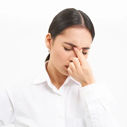 امرأة تشعر بأعراض الحساسية