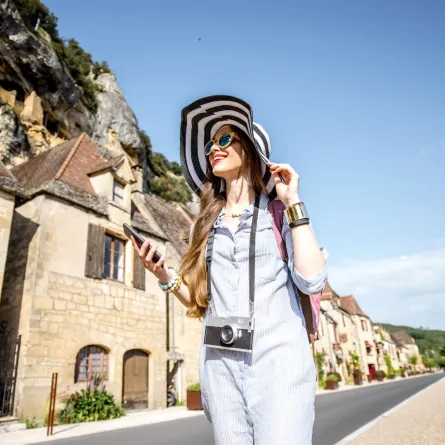 سائحة تمشي في شارع بقرية لا روك جاجاك في فرنسا