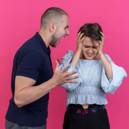 زوج يتشاجر ويصرخ بزوجته وتبدو عليها ملامح الضيق والخوف 
