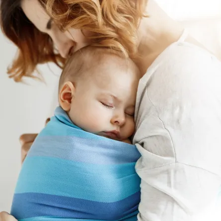 صورة لأم تحمل طفلها