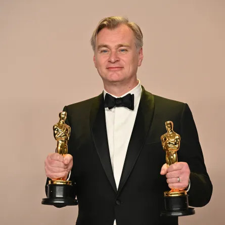 كريستوفر نولان في حفل توزيع جوائز الأوسكار 2024 ( Christopher Nolan at the Oscars ). مصدر الصورة: Robyn BECK / AFP