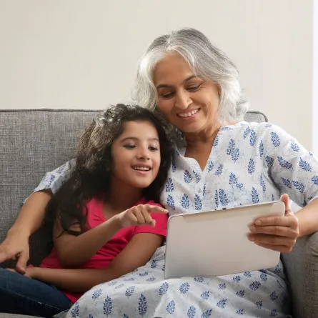 صورة لجدة وحفيدتها