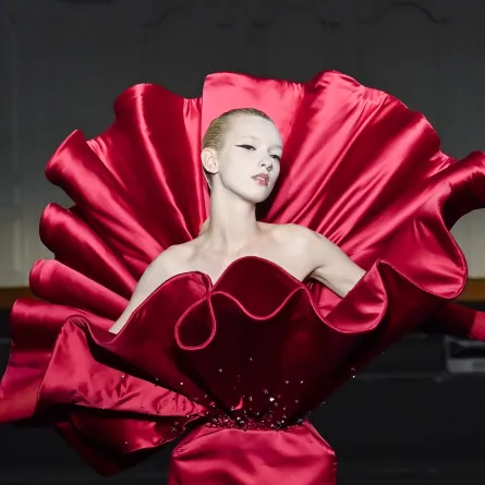 فستان من شينيه شان Cheney Chan الأزياء الراقية خريف وشتاء 2024 - 2025 -الصورة من المكتب الإعلامى للعلامة  