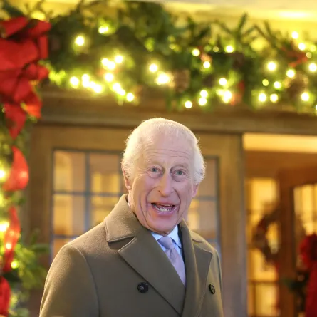الملك تشارلز الثالث خلال احتفالات الكريسماس ( King Charles III during Christmas celebrations ). مصدر الصورة:Chris Jackson / POOL / AFP