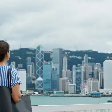 امراة تستمتع بإطلالة في هونج كونج