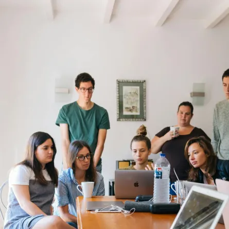 مجموعة من الشباب يؤدون عملًا هامًا