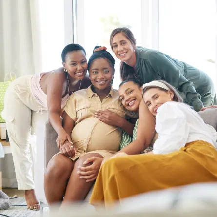 صورة نساء حول الحامل