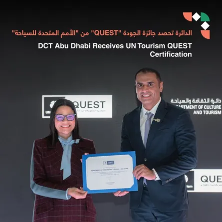 سعيد علي الفزاري أثناء تسلمه شهادة كويست. الصورة من الحساب الرسمي لدائرة الثقافة والسياحة – أبوظبي على منصة x