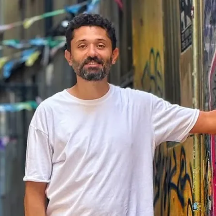 كريم محمود عبدالعزيز يكشف أجواء كوميدية في كواليس تصوير فيلم "الهنا إللي أنا فيه"