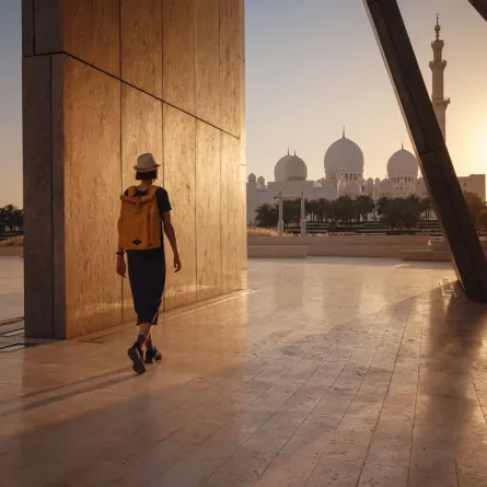 سائحة تتجول في واحة الكرمة