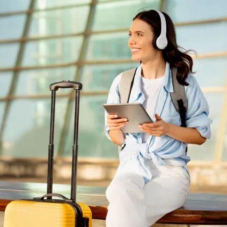 مسافرة تستمتع بلحظات ما قبل انطلاق الرحلة