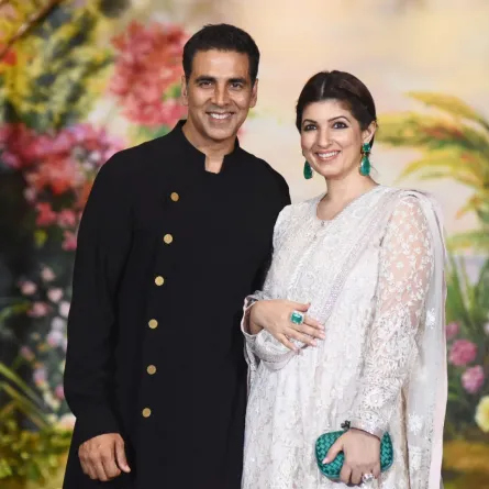 أكشاي كومار وزوجته توينكل خانا في مومباي (Akshay Kumar and his wife Twinkle Khanna in Mumbai). مصدر الصورة: Sujit Jaiswal / AFP