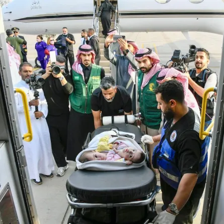 وصول التوأم الملتصق السوري سيلين و إيلين عبد المنعم الشبلي إلى الرياض