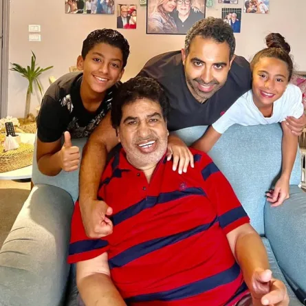 محمد عدوية مع والده وأبنائه- الصورة من حسابه الشخصي على فيسبوك