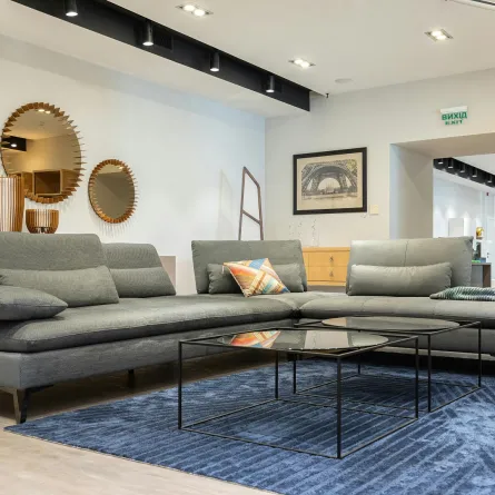 غرفة معيشة مع سجادة