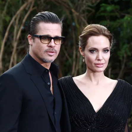 براد بيت وأنجلينا جولي في لندن، إنجلترا (Brad Pitt and Angelina Jolie in London, England). مصدر الصورة: Fred Duval/FilmMagic