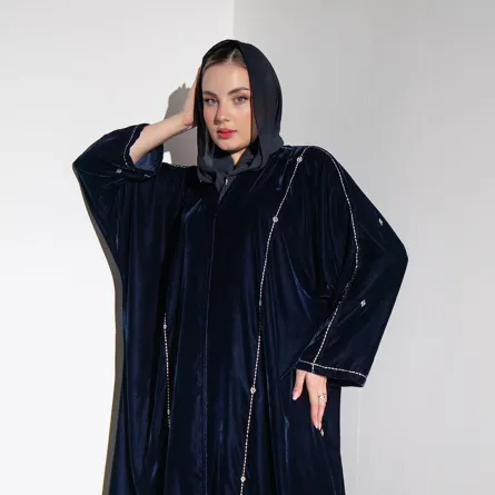 عباية مخمل من ماركة كورار Koraar-الصورة من حساب الماركة على إنستغرام