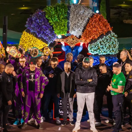 ليلة الحسم في المملكة أرينا: مواجهة تاريخية بين أوسيك وفيوري لتوحيد ألقاب الوزن الثقيل