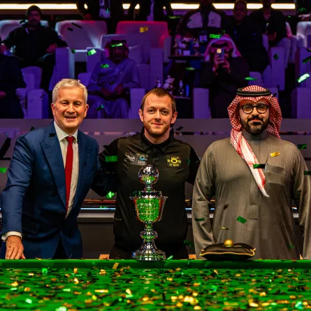 تتويج مارك ألين بكأس بطولة موسم الرياض للسنوكر 