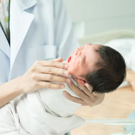 صورة رضيع يتألم