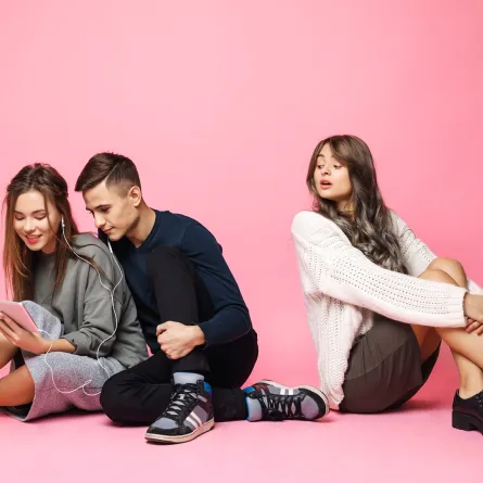 يفضل الرجل عادة المرأة القوية لتمتعها بصفات تميزها عن المرأة الضعيفة- مصدر الصورة Freepik by cookie_studio