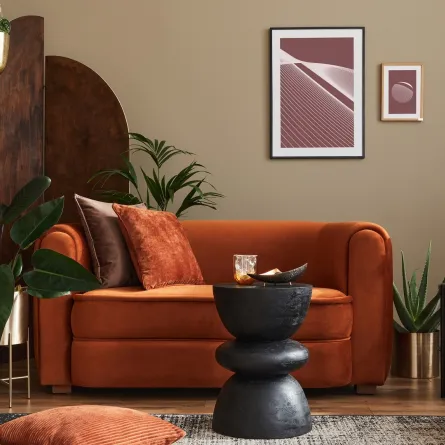 غرفة معيشة مميزة بألوانها الدافئة