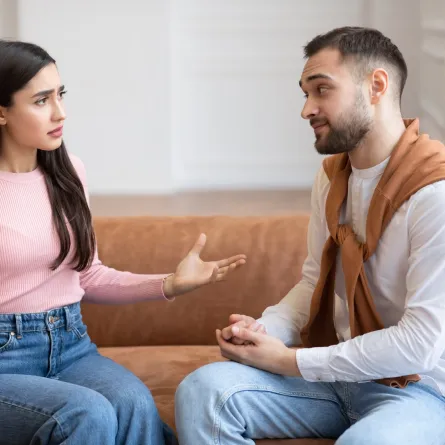 زوجان يتحاوران لحل التحديات الزوجية 