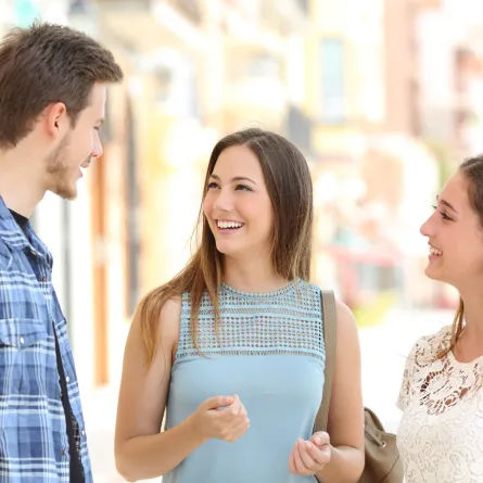 الفرق بين الصداقة والعلاقة السطحية