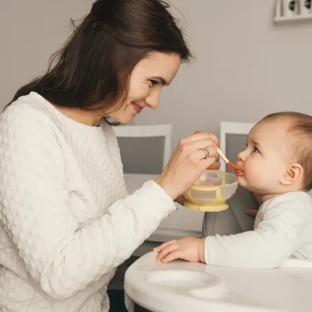 ام تطعم طفلها