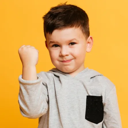 طفل يحتفل بالفوز