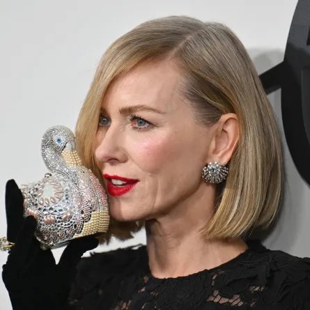 ناعومي واتس Naomi Watts بحقيبة من تصاميم جوديث ليبير (مصدر الصورة:  ANGELA WEISS / AFP)