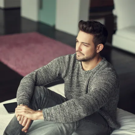 رجل يجلس في البيت