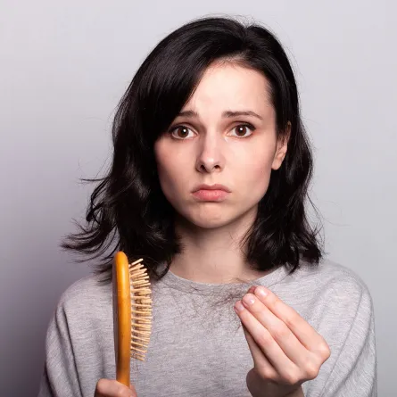 تفسير حُلم تساقُط الشعر بخُصل كبيرة في المنام 