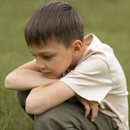صورة لطفل يشعر بالحزن