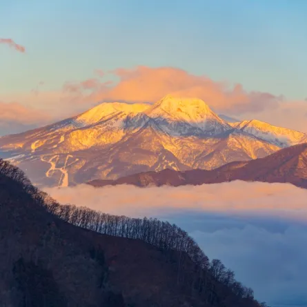 تلال مغطاة بالثلوج في اليابان 