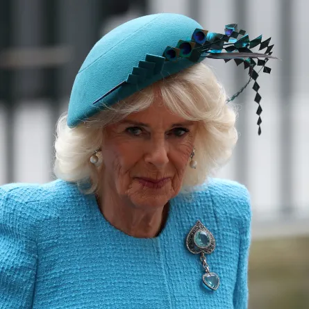 الملكة كاميلا ترتدي بروشاً مرصعاً بالألماس والأكوامارين