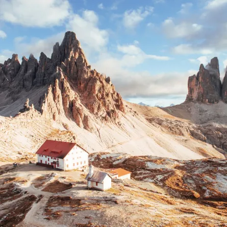 جبل باترنكوفل في الدولوميت مع بعض الضباب على القمة والسحب