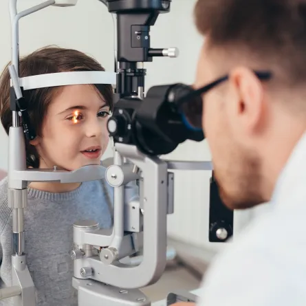 صورة لطبيب يفحص عيون طفل