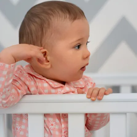 صورة لطفل يعاني من ألم في أذنه