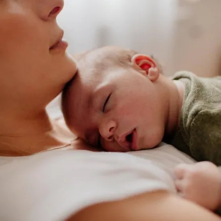 صورة لرضيع ينام على صدر أمه