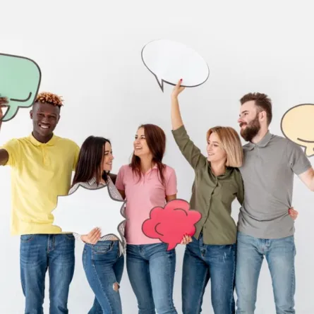 مجموعة من الشباب يتواصلون بفاعلية - المصدر: freepik