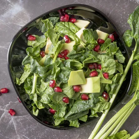 تحتوي الخضر على عدد كبير من العناصر الغذائية التي تفيد في تقوية العظام