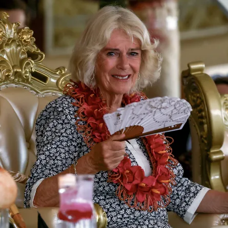 الملكة كاميلا من الزيارة الملكية في قرية سيومو أكتوبر 2024 ( Queen Camilla from the royal visit in Siomo Village October 2024 ). مصدر الصورة: MANAUI FAULALO / POOL / AFP