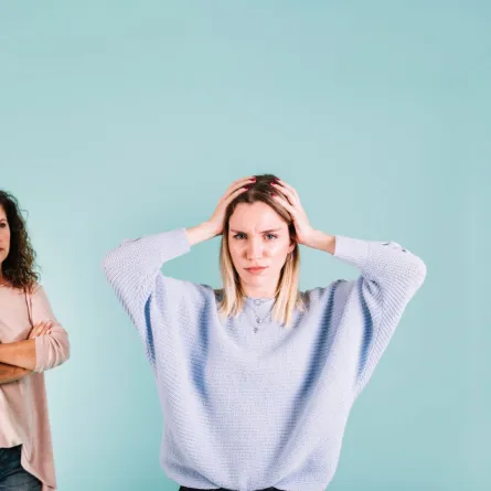 شابة تبدو غاضبة فصديقتها أنكرت جميلها والأخرى مصدومة بسبب اكتشاف صديقتها الأمر 