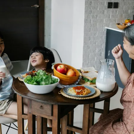 تفسير حلم الاكل مع الأقارب