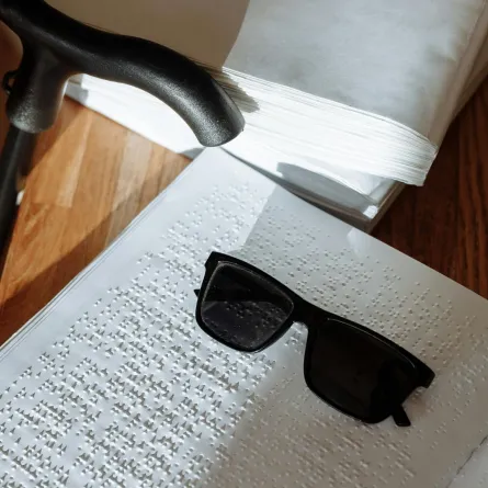 رموز لغة برايل للمكفوفين نظارة والعصاة وكتاب مكتوب بلغة بريل