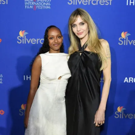 زهارا مارلي جولي وأنجلينا جولي في حفل توزيع جوائز بالم سبرينغز السينمائية الدولية السادس والثلاثين السنوي في مركز مؤتمرات بالم سبرينغز في بالم سبرينغز، كاليفورنيا (Zahara Marley Jolie and Angelina Jolie at the 36th Annual Palm Springs International Film Awards at Palm Springs Convention Center in Palm Springs, California). مصدر الصورة: Vivien Killilea/Getty Images for Palm Springs International Film Society/AFP