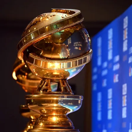 تماثيل الغولدن غلوب (Golden Globe statues). مصدر الصورة: AFP / Robyn BECK / TO GO WITH AFP STORY by Andrew MARSZAL and Javier TOVAR