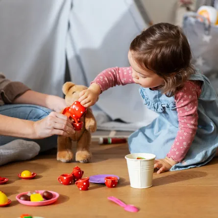 صورة لطفلة تلعب